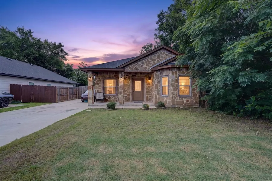 Front exterior of 4552 Corregidor St in Dallas, Texas